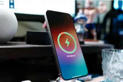 黄冈苹果15换屏服务分享用什么充电器给iPhone15充电更好 